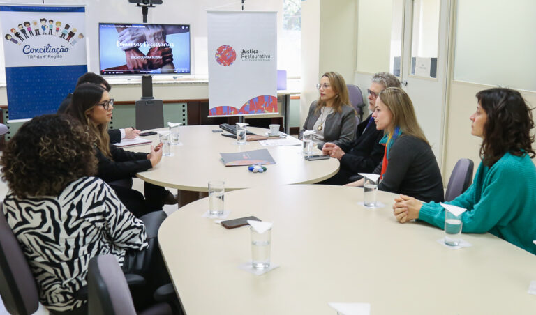 Leia mais sobre o artigo Projeto “Conversas Necessárias” é apresentado para consultores do Prêmio Innovare (06/08/2025)