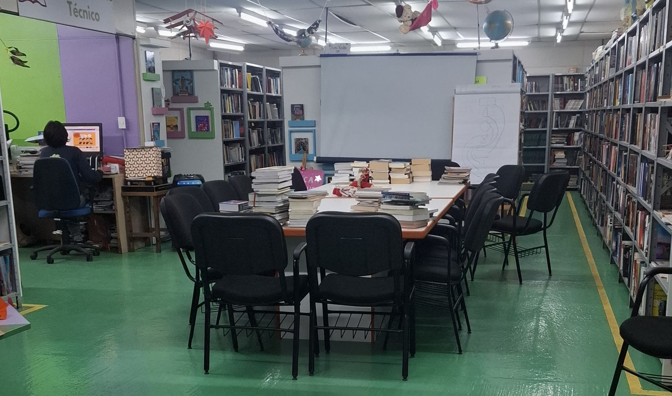 No momento, você está visualizando Biblioteca do TRF4 doa livros e periódicos para projeto de incentivo à cultura (07/08/2025)