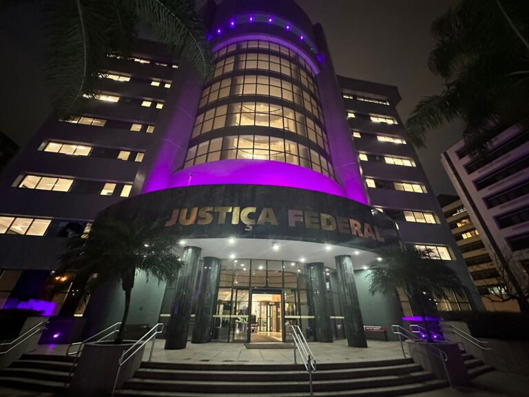 Leia mais sobre o artigo Agosto Lilás: JFPR ilumina sede em apoio ao combate à violência contra a mulher (12/08/2025)