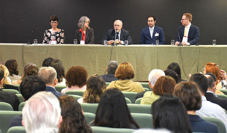 Leia mais sobre o artigo Magistrada e servidores da 4ª Região participam de eventos sobre Gestão Documental e Memória do Judiciário (28/10/2025)