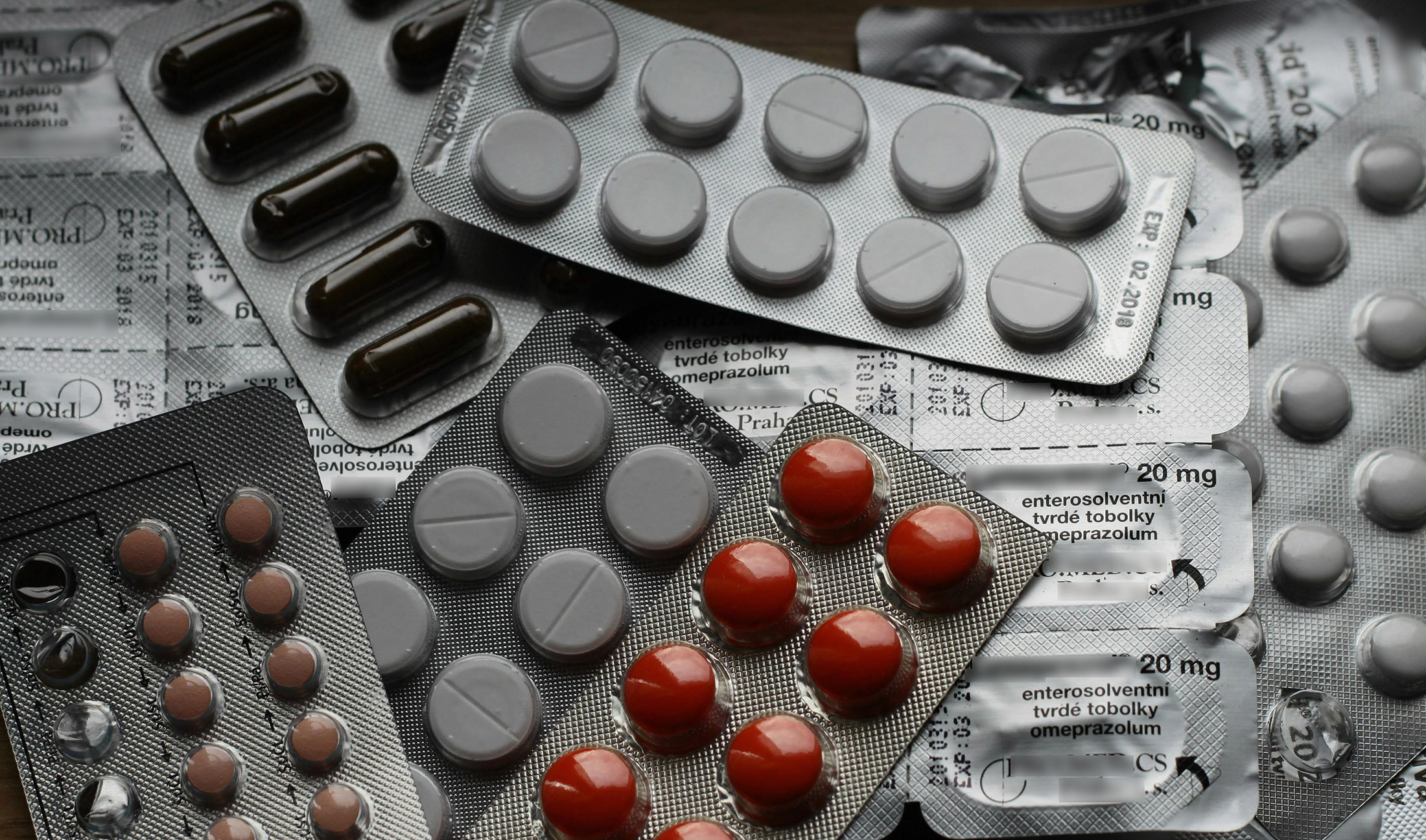 No momento, você está visualizando Quatro pessoas são condenadas por usar orçamentos falsos para direcionar compra de medicamentos em ações judiciais (14/10/2025)