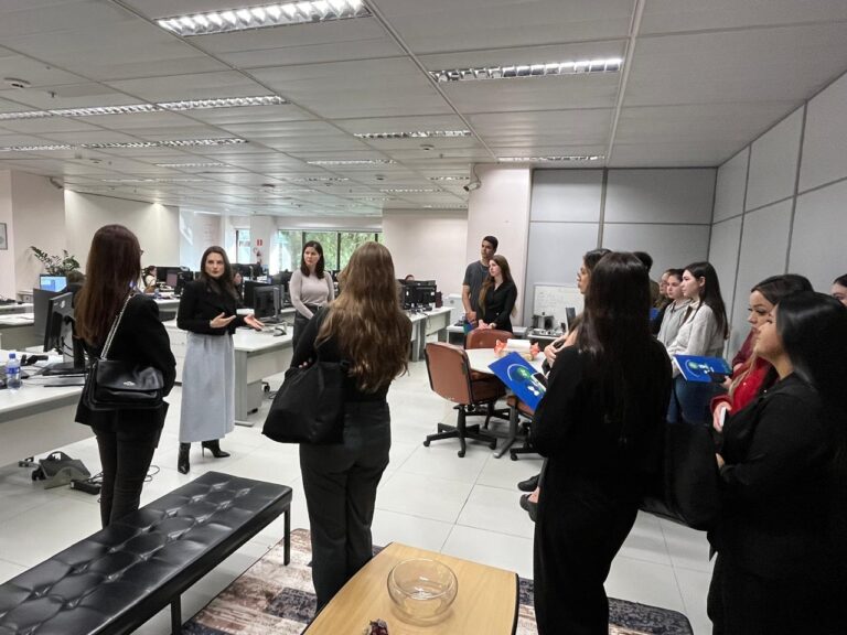 Leia mais sobre o artigo Alunos de Direito e Criminologia da Unicuritiba visitam sede da JF em Curitiba (28/10/2025)