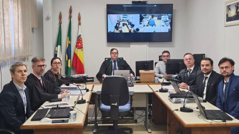 Leia mais sobre o artigo Réu é absolvido por tentativa de homicídio contra policial rodoviário em Maringá (21/10/2025)