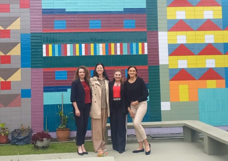 Leia mais sobre o artigo Justiça Federal do Paraná estreita laços com Casa da Mulher Brasileira em visita institucional (01/10/2025)
