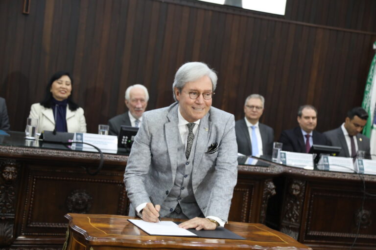 Leia mais sobre o artigo TJPR assina adesão ao sistema de processo eletrônico do TRF4 em marcante solenidade (20/10/2025)