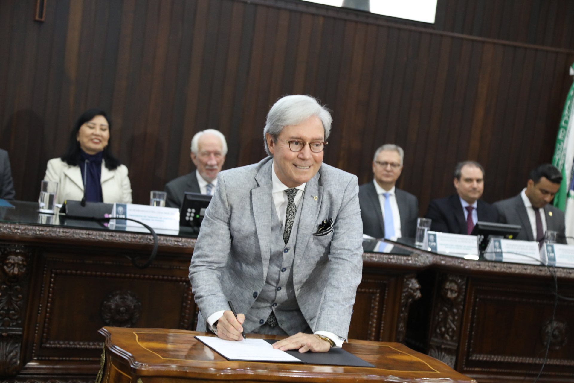 No momento, você está visualizando TJPR assina adesão ao sistema de processo eletrônico do TRF4 em marcante solenidade (20/10/2025)