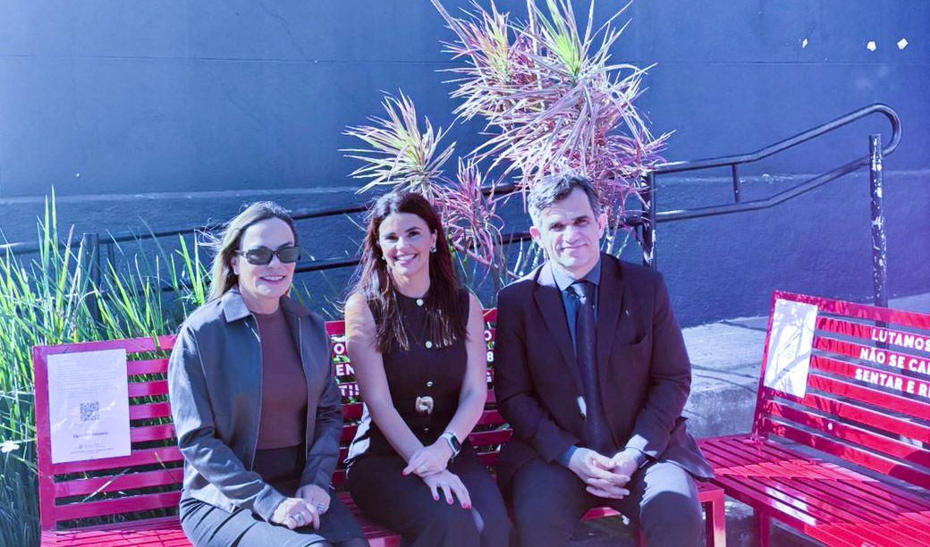 No momento, você está visualizando TRF4 doa bancos vermelhos para Delegacia Especializada no Atendimento à Mulher da Polícia Civil RS (27/11/2025)