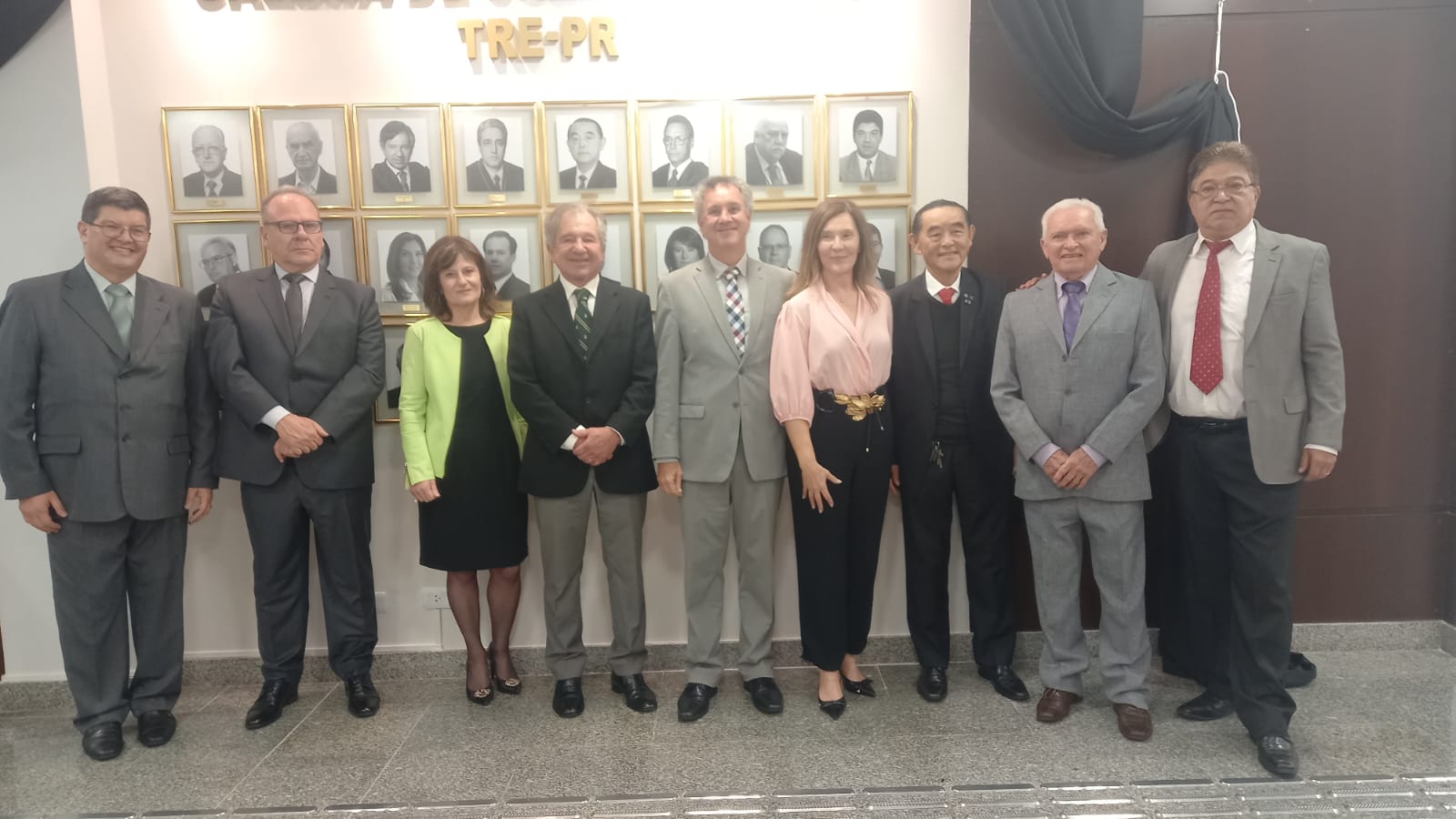 No momento, você está visualizando Juízes federais ganham homenagem com inauguração de galeria no TRE-PR (18/11/2025)
