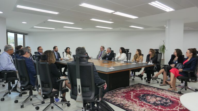 Leia mais sobre o artigo JFSC recebe visita institucional de secretária-geral da Ajufe (02/12/2025)