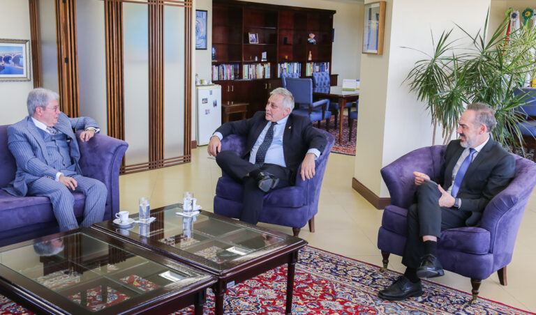 Leia mais sobre o artigo Presidente do TRF4 recebe convite para posse de novo superintendente da Polícia Federal no RS (04/12/2025)