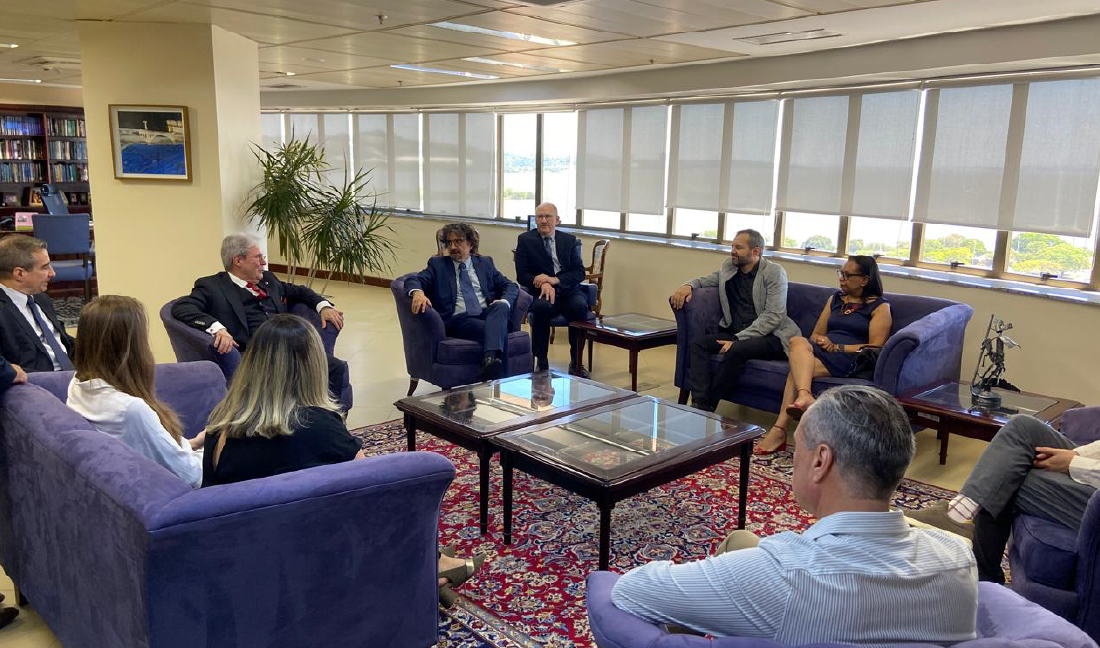 No momento, você está visualizando Presidente do TRF4 recebe vice-reitor da UFRGS e comitiva do TelessaúdeRS (05/12/2025)