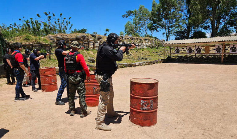 Leia mais sobre o artigo Integrantes do Grupo Especial de Segurança participam de Estágio de Segurança e Proteção de Autoridades para Militares (15/12/2025)