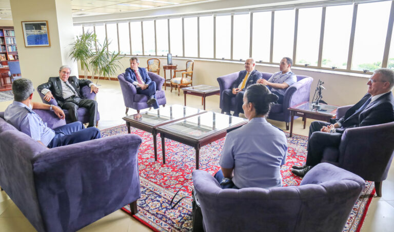 Leia mais sobre o artigo Comandante do V Comar visita o presidente do TRF4 (29/01/2026)