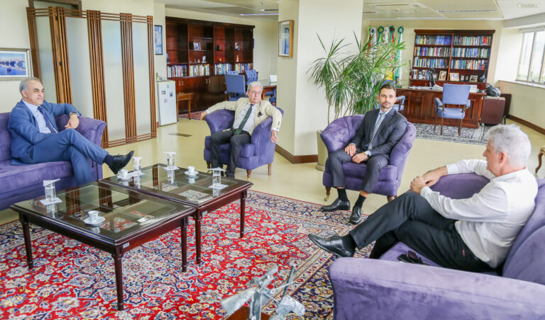 Leia mais sobre o artigo Presidente do TRF4 recebe superintendente da Receita Federal no RS (13/02/2026)