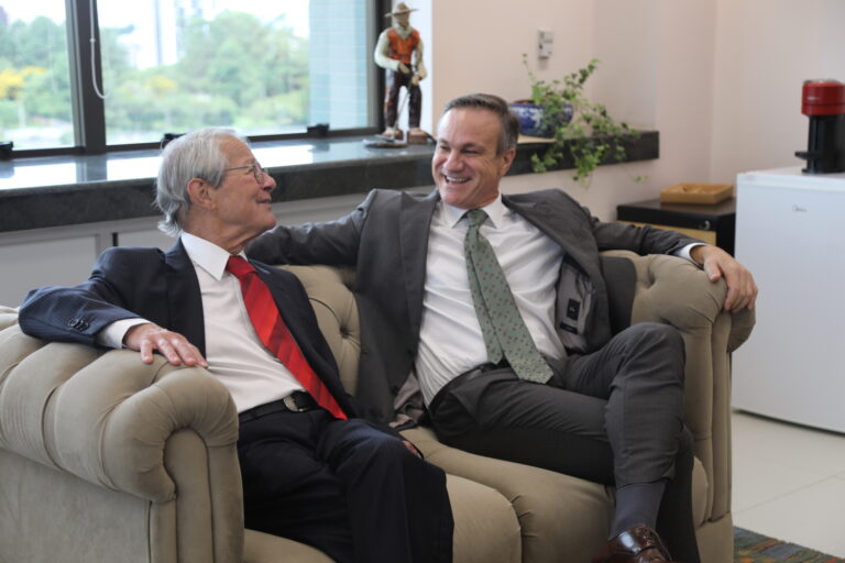 Leia mais sobre o artigo Direção do Foro recebe desembargador federal aposentado Antônio Albino Ramos de Oliveira (12/02/2026)