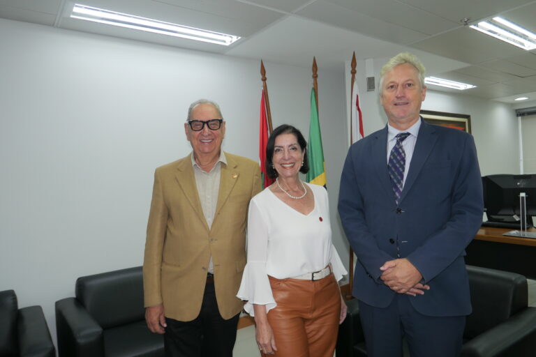 Leia mais sobre o artigo Direção da Academia Catarinense de Letras Jurídicas visita a JFSC (20/03/2026)