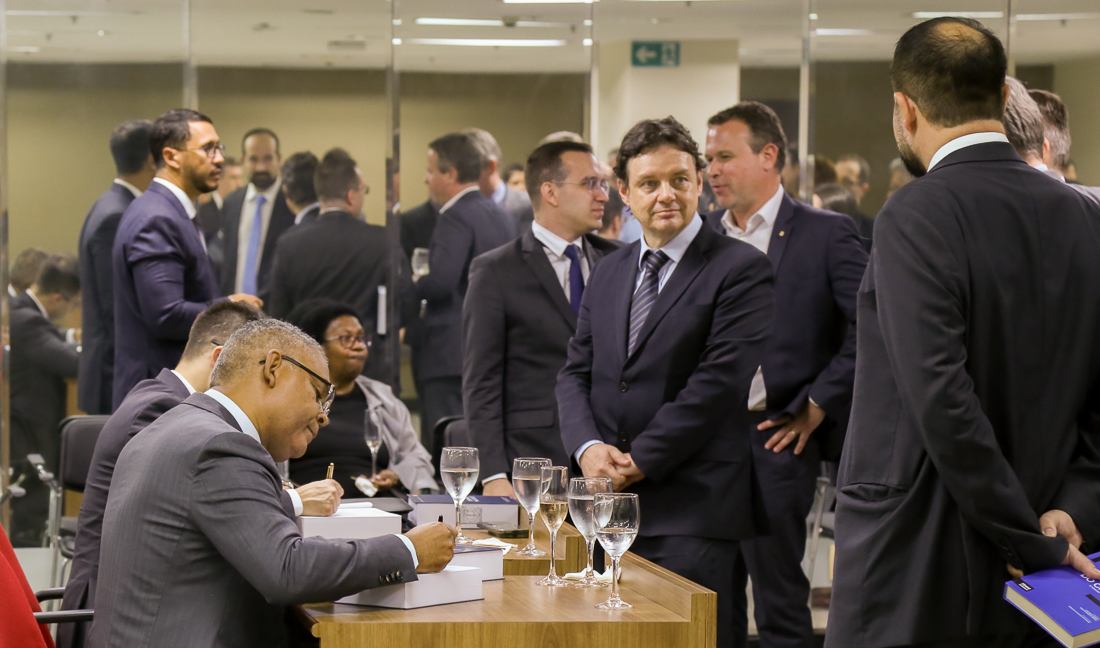 No momento, você está visualizando Desembargador federal Ângelo Roberto Ilha da Silva realiza lançamento de livros no TRF4 (25/03/2026)