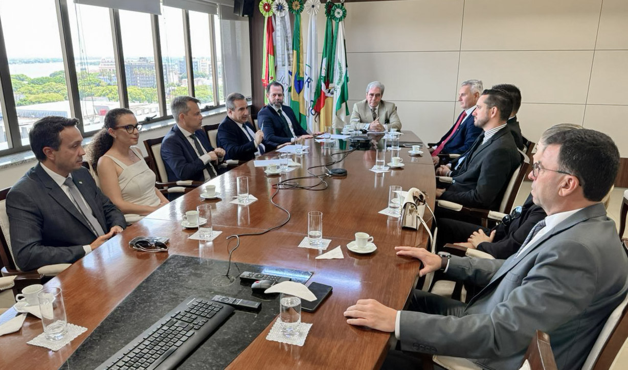 No momento, você está visualizando Comitiva da Subseção de Araranguá da OAB visita o TRF4 (06/03/2026)