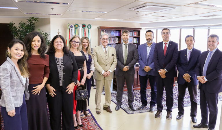 Leia mais sobre o artigo Presidente recebe representantes da PRF4/AGU e do DNIT (24/03/2026)