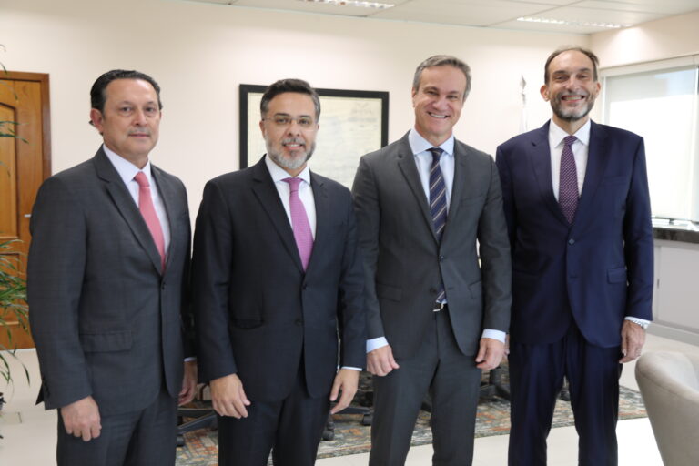 Leia mais sobre o artigo Direção do Foro recebe presidente do Instituto Brasileiro de Direito Penal Econômico (27/03/2026)