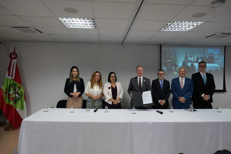 Leia mais sobre o artigo Justiça Federal e TJSC assinam convênio para uso da sala especial de escuta de crianças e adolescentes (06/04/2026)