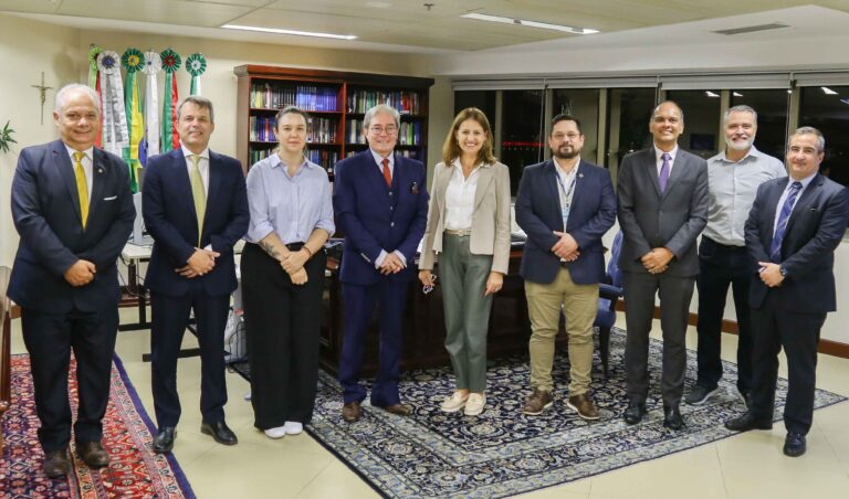 Leia mais sobre o artigo Presidente do TRF recebe representantes de órgãos federais (08/04/2026)