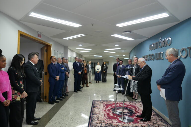 Leia mais sobre o artigo Juiz Federal Alcides Vettorazzi recebe da JFSC homenagem pela aposentadoria (22/05/2026)