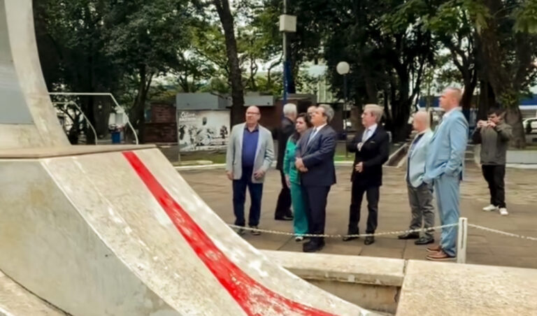 Leia mais sobre o artigo Desembargador João Batista Pinto Silveira e ministro Carlos Pires Brandão visitam Mausoléu de Getúlio Vargas (27/05/2026)