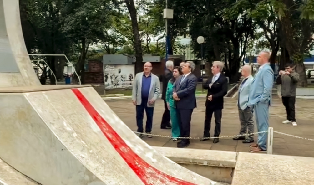No momento, você está visualizando Desembargador João Batista Pinto Silveira e ministro Carlos Pires Brandão visitam Mausoléu de Getúlio Vargas (27/05/2026)