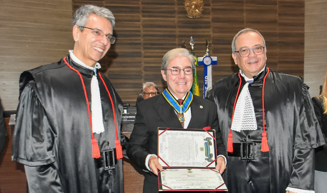 No momento, você está visualizando Presidente recebe Medalha do Mérito Judiciário em Sessão Solene no TRF2 (10/06/2026)