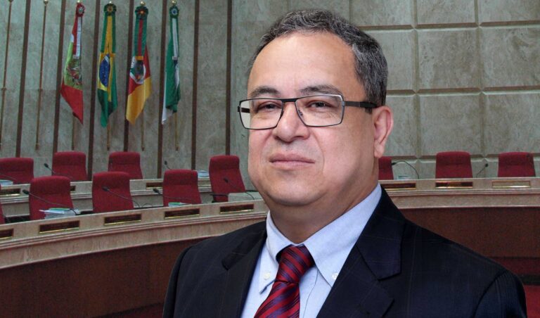Leia mais sobre o artigo Desembargador federal Sebastião Ogê Muniz encerra carreira no TRF4 (01/06/2026)