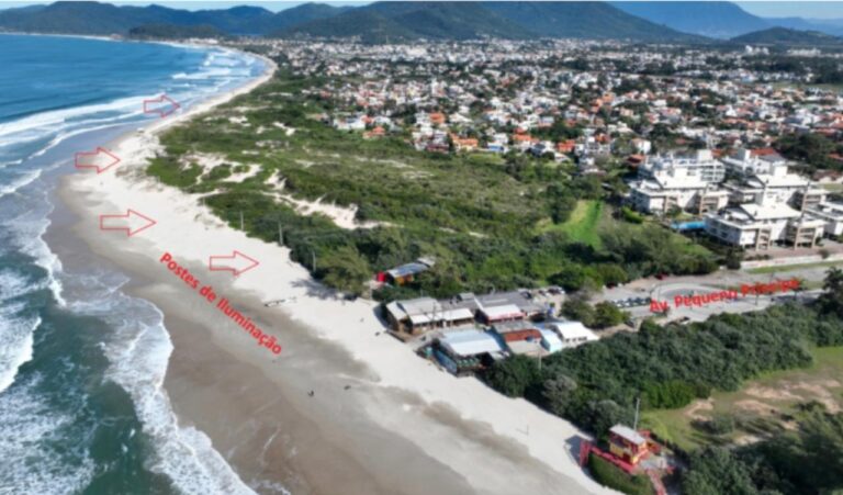Leia mais sobre o artigo Município deve promover remoção imediata de postes de iluminação instalados na Praia do Campeche (06/07/2026)