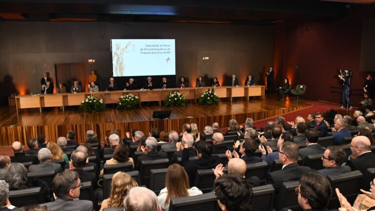 Leia mais sobre o artigo Presidente do TRF4 prestigia posse de desembargadoras no TJRS (14/07/2026)
