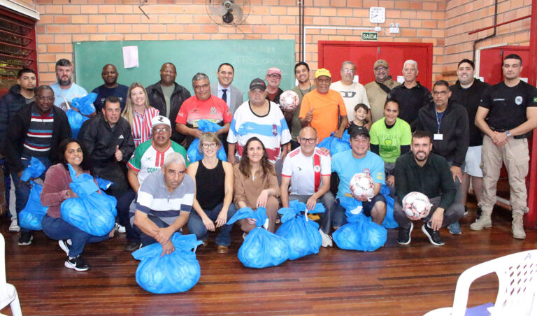 Leia mais sobre o artigo Comissão de Voluntários da JFRS entrega 72 bolas de futebol ao Projeto ECCE (19/08/2026)