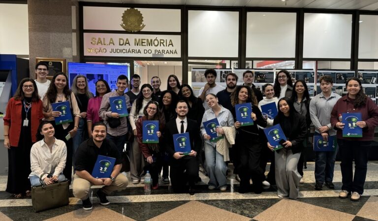 Leia mais sobre o artigo Alunos da UEPG visitam a Justiça Federal em Curitiba (05/08/2026)