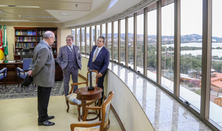 Leia mais sobre o artigo Ministro do STJ visita TRF4 e Parque Harmonia (24/08/2026)