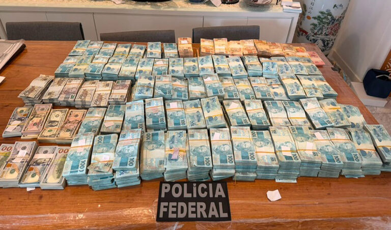 Leia mais sobre o artigo PF deflagra operação para desarticular grupo suspeito de lavagem de dinheiro, contrabando e descaminho (18/08/2026)
