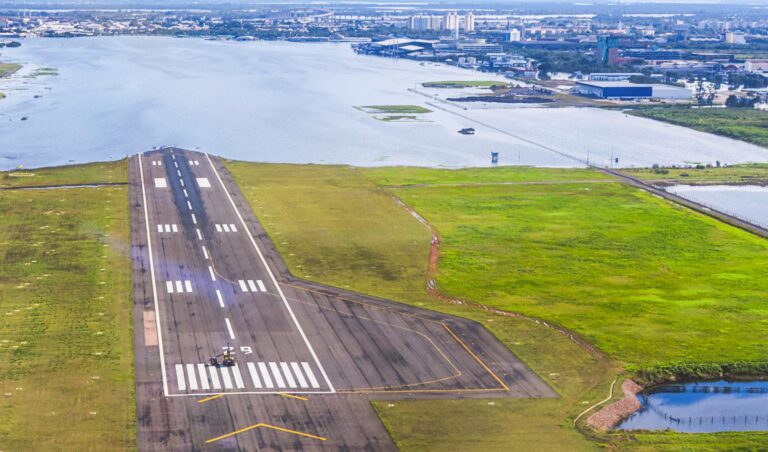 Leia mais sobre o artigo Grupo que foi enganado e coagido a participar de retirada de armamento no Aeroporto Salgado Filho deve receber indenização (06/10/2026)