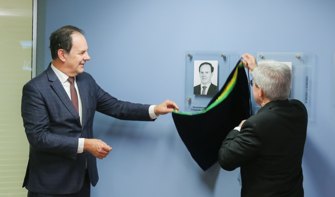 No momento, você está visualizando Desembargador Fernando Quadros da Silva inaugura foto na Galeria dos Presidentes do TRF4 (14/10/2026)